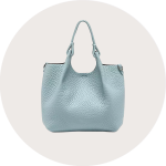 Eine hellgraue Handtasche mit zwei Griffen ist vor einem weichen, cremefarbenen Hintergrund zentriert. Die Tasche hat einen geräumigen, leicht lässigen Schnitt, der ihr ein lässiges und dennoch elegantes Aussehen verleiht.
