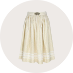 Ein cremefarbener Faltenrock mit hoher Taille und dekorativer Gürtelschnalle. Dezente Querstreifen und Spitzendetails am Saum verleihen dem Rock vor hellem Hintergrund einen eleganten und klassischen Look.