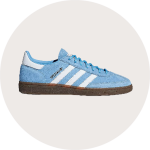 Hellblauer Wildleder-Sneaker mit weißen Streifen und brauner Sohle. Der Schuh trägt den Schriftzug „Spezial M.“ an der Seite.