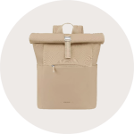 Beiger Rucksack mit Rollverschluss und Reißverschlusstasche vorne. Minimalistisches Design mit silberner Schnalle und verstellbaren Schultergurten. Der Hintergrund ist ein hellgrauer Kreis.