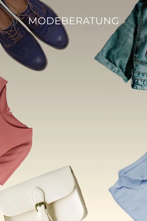 Flat Lay von Modeartikeln: blaue Schuhe, Jeansjacke, rosa Hemd, weiße Handtasche und hellblaue Bluse auf einem beigen Hintergrund mit dem Text "Modeberatung".