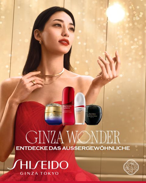 Eine Frau in einem roten Kleid berührt ihren Hals, vor ihr stehen Shiseido-Pflegeprodukte. Der Text lautet "Ginza Wonder" und "Entdecke das Außergewöhnliche".