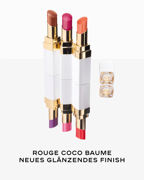 Drei Lippenstifte mit gold-weißen Hüllen werden vertikal präsentiert. Ein separater, geschlossener Lippenstift liegt daneben, mit dem geprägten Logo auf der Kappe. Die Farben sind Rot, Pink und Koralle. Der Text darunter lautet: „ROUGE COCO BAUME NEUES GLÄNZENDES FINISH“.