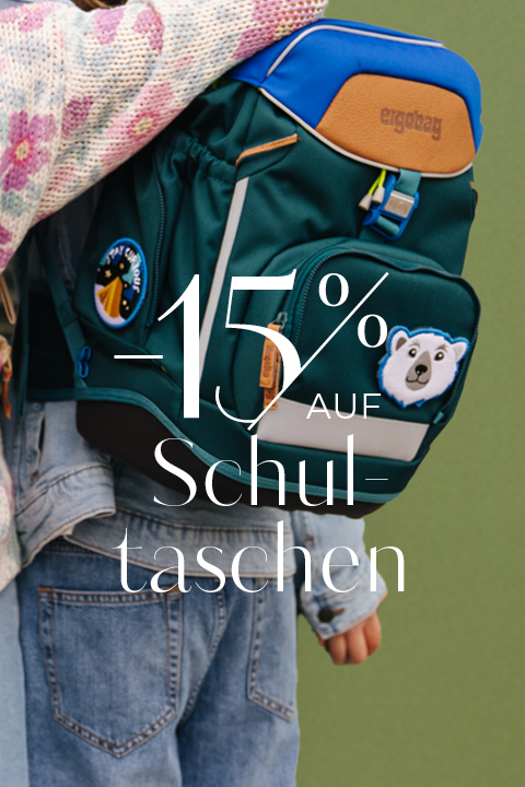 Kind hält einen grün-blauen Rucksack mit Pinguin- und Eisbär-Aufnähern. Der deutsche Text auf dem Bild bietet 15 % Rabatt auf Schulrucksäcke. Der Hintergrund ist einfarbig grün.