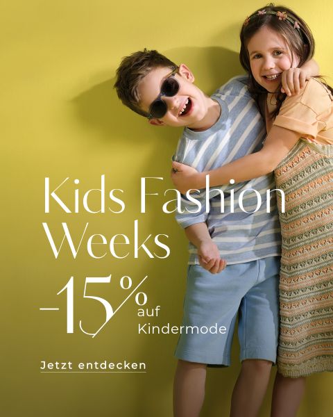 Zwei lächelnde Kinder posieren vor einem gelben Hintergrund. Der Junge mit Sonnenbrille trägt ein gestreiftes Hemd und Shorts. Das Mädchen trägt ein Kleid mit einem orangefarbenen Oberteil und umarmt den Jungen. Text: „Kids Fashion Weeks -15% auf Kindermode. Jetzt entdecken.“.
