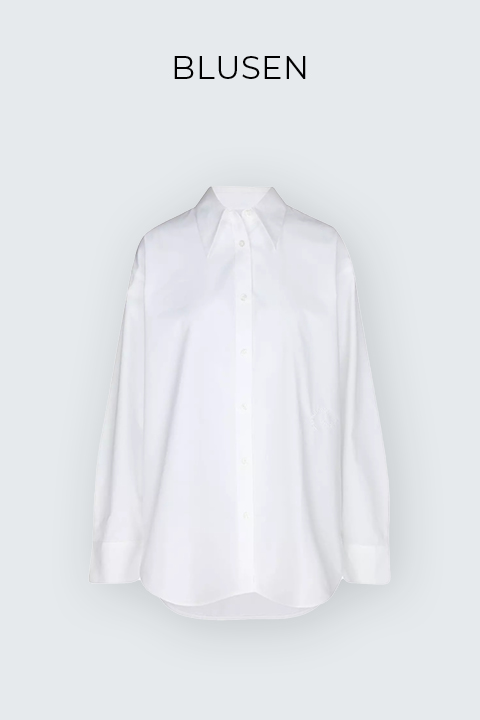 Weißes Button-Up-Hemd mit Kragen vor hellgrauem Hintergrund. Das Wort „BLUSEN“ steht oben im Bild.