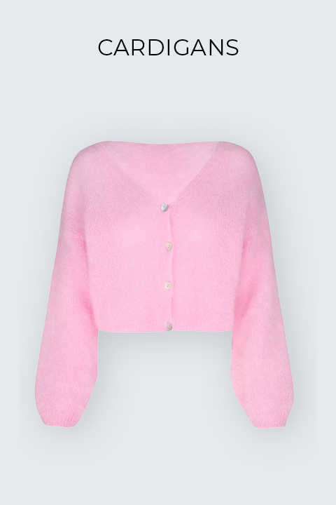 Eine zartrosa Strickjacke mit V-Ausschnitt und Knopfleiste vor hellem Hintergrund. Darüber steht in schwarzer Schrift „CARDIGANS“.