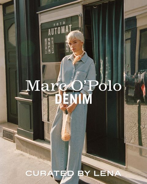 Eine Person in hellem Jeans-Outfit steht vor einer Vintage-Fotokabine in einer sonnigen Straße. Sie hält eine Netztasche und hat kurze, helle Haare. Der Text „Marc O'Polo DENIM“ und „CURATED BY LENA“ ist über das Bild gelegt.