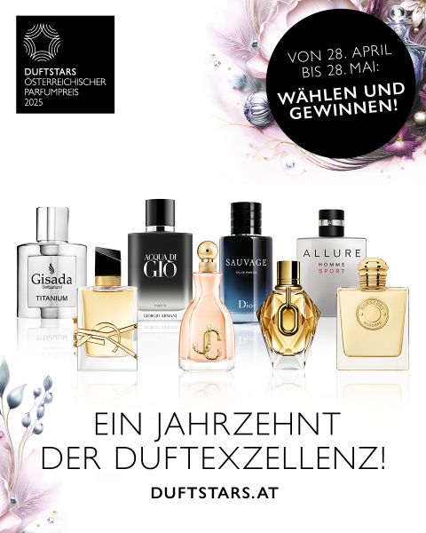 Sieben Luxusparfümflakons sind in einer Reihe auf weißem Hintergrund mit floralen Akzenten ausgestellt. Der Text darüber lautet „Duftstars Österreichischer Parfumpreis 2025“ und lädt dazu ein, zwischen dem 28. April und 28. Mai abzustimmen und zu gewinnen.