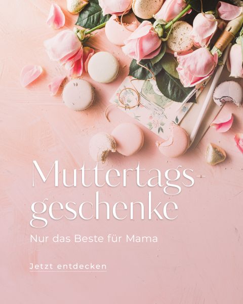 Ästhetisches Flatlay mit rosa Rosen, verschiedenen Macarons, einem floralen Notizbuch und Stiften auf pastellrosa Hintergrund. Der deutsche Text lautet: „Muttertagsgeschenke. Nur das Beste für Mama. Jetzt entdecken.“.