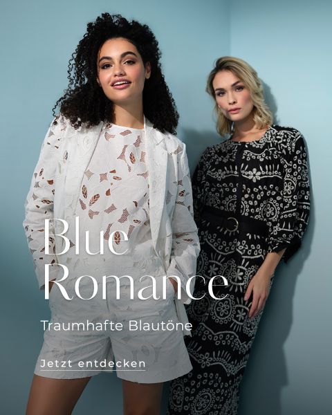 Zwei Frauen präsentieren stylische Outfits vor einer hellblauen Wand. Die eine trägt ein komplett weißes Blumenkostüm, die andere ein schwarz-weiß gemustertes Kleid. Der Text lautet: „Blue Romance, Traumhafte Blautöne. Jetzt entdecken.“.