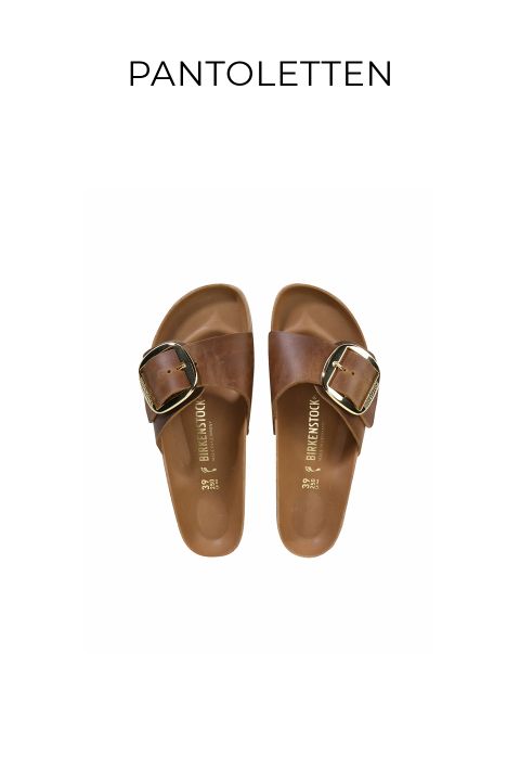 Ein Paar braune Slipper mit großen goldenen Schnallen, nebeneinander auf weißem Hintergrund. Über den Sandalen steht das Wort „PANTOLETTEN“.