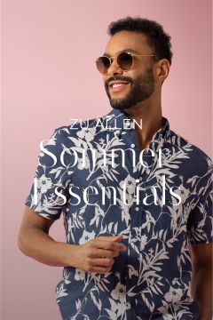 Ein Mann mit Sonnenbrille und blauem Blumenhemd steht vor einem rosa Hintergrund. Über dem Bild steht in weißem Text „ZU ALLEN Summer Essentials“.