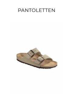 Beige Zweiriemer-Sandale mit silbernen Schnallen und Korksohle auf weißem Untergrund. Oberhalb der Sandale ist in fetten Lettern „Pantolette“ zu lesen.