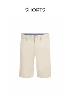 Ein Paar beigefarbene knielange Shorts mit Gürtelschlaufen und Knopfverschluss, auf einem schlichten weißen Hintergrund mit dem Wort „SHORTS“ darüber.