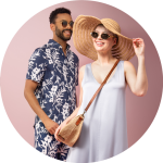 Zwei Personen in Sommeroutfits und Sonnenbrillen stehen lächelnd vor einem rosa Hintergrund. Die eine trägt ein gemustertes Hemd und Shorts, die andere ein leichtes Kleid, einen großen Strohhut und hält eine geflochtene Tasche in der Hand.