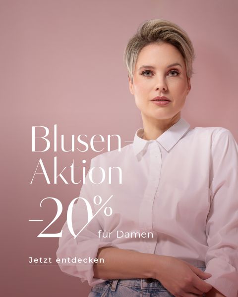 Eine Frau mit kurzen blonden Haaren und weißer Bluse steht vor einem rosa Hintergrund. Der Text auf Deutsch lautet: „Blusen-Aktion -20 % für Damen. Jetzt entdecken.“.