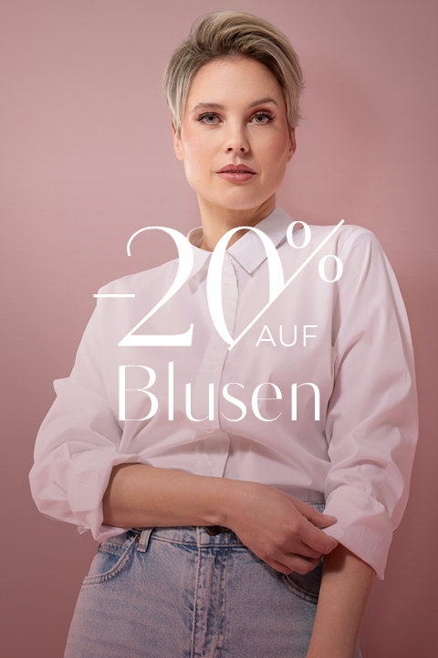 Eine Frau in weißer Bluse und hellblauer Jeans steht vor rosa Hintergrund. Der eingeblendete Text lautet „-20 % auf Blusen“, was auf einen Rabatt von 20 % auf Blusen hinweist.