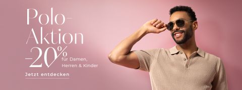 Ein Mann in beigem Poloshirt und Sonnenbrille lächelt vor rosa Hintergrund. Ein deutscher Text wirbt für 20 % Rabatt auf Poloshirts für Damen, Herren und Kinder.