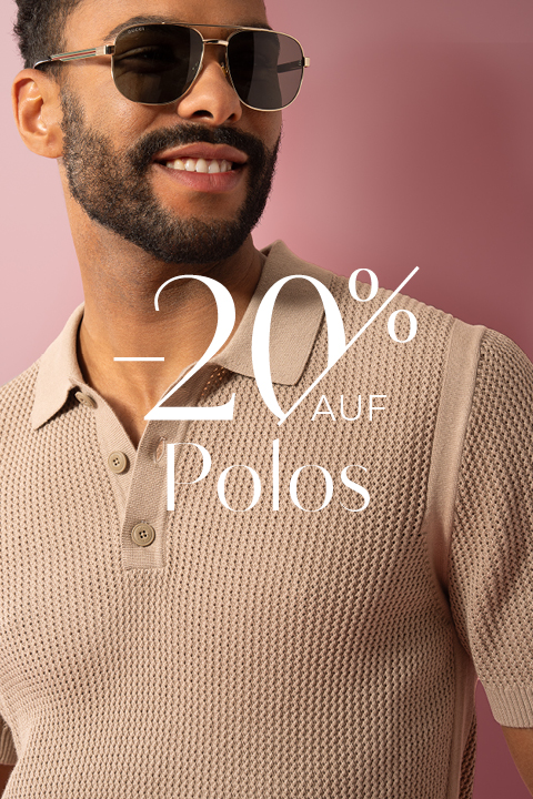 Ein Mann mit Sonnenbrille und einem beigefarbenen Poloshirt lächelt vor einem rosa Hintergrund. Weißer Text über dem Bild lautet: „-20 % auf Polos.“.