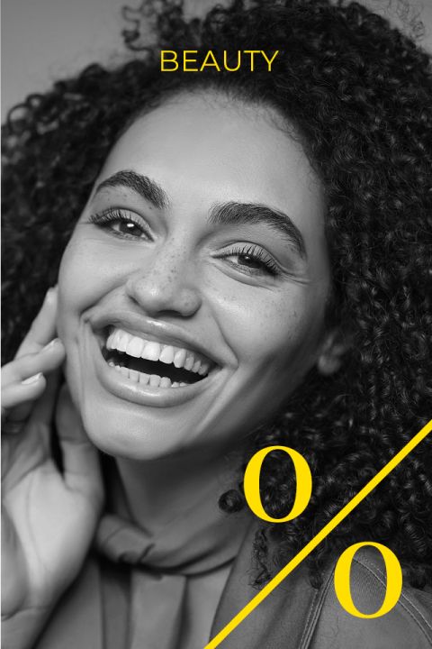 Schwarzweißfoto einer lächelnden Frau mit lockigem Haar, die ihr Gesicht berührt. Oben steht in gelber Schrift das Wort „BEAUTY“, in der unteren rechten Ecke befindet sich ein großes gelbes Prozentzeichen („/%“).