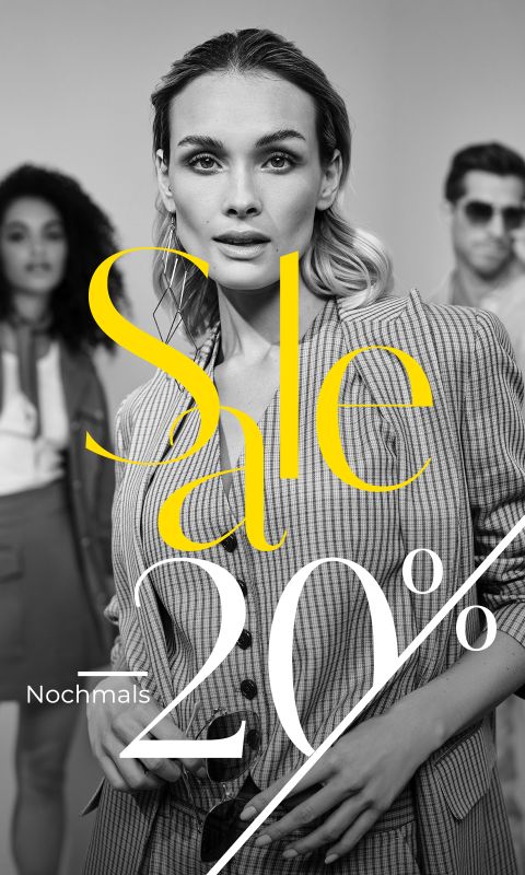 Eine stylische Frau im karierten Blazer posiert selbstbewusst vor zwei weiteren Models. Über dem Schwarz-Weiß-Bild steht in fettem Gelb „Sale 20%“. Das Wort „Nochmal’s“ erscheint in kleinen weißen Buchstaben.
