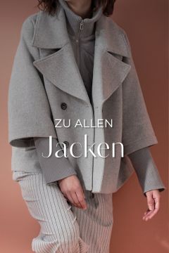 Eine Person trägt einen modischen hellgrauen Mantel über einem gerippten Rollkragenpullover und einer dazu passenden Nadelstreifenhose, von den Schultern abwärts gezeigt, mit dem darüber gelegten deutschen Text „ZU ALLEN Jacken“.