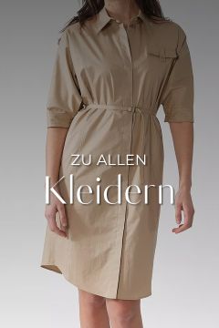 Eine Frau in einem beigen Hemdblusenkleid mit Kragen und kurzen Ärmeln steht vor einem neutralen Hintergrund. Der Text über dem Bild lautet „Zu allen Kleidern.“.