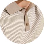 Nahaufnahme eines beigen Poloshirts mit strukturiertem, weißem Wellenstreifenmuster. Kragen und Knopfleiste bestehen aus einem unifarbenen beigen Stoff.