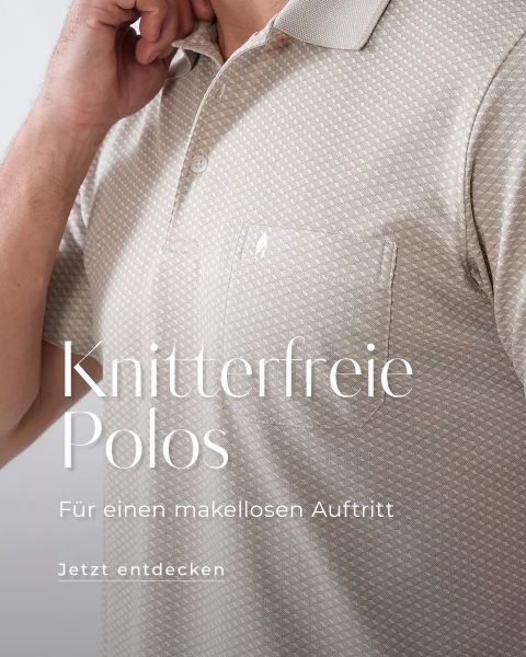 Eine Person trägt ein beige gemustertes Poloshirt. Auf dem deutschen Text wird für „faltenfreie Poloshirts“ geworben, die für ein makelloses Aussehen sorgen. Das Gesicht der Person ist teilweise sichtbar. Sie richtet gerade den Kragen.