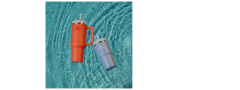 Zwei isolierte Becher, einer orangefarben mit Henkel und einer hellblau, schwimmen auf der Oberfläche eines Schwimmbeckens mit klarem, plätscherndem Wasser.