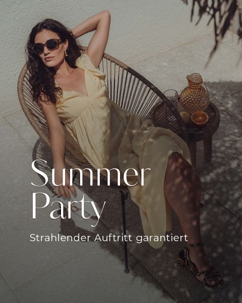 Eine Frau in einem hellgelben Kleid und mit Sonnenbrille entspannt in einem Korbstuhl im Freien, während das Sonnenlicht Schatten wirft. Ein Getränk und eine Karaffe stehen auf einem Tisch neben ihr. Der Text auf dem Bild lautet: „Sommerparty. Strahlender Auftritt garantiert.“.