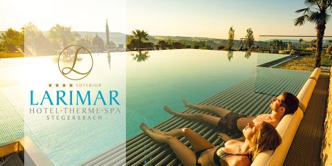 Ein Mann und eine Frau entspannen sich bei Sonnenuntergang in einem luxuriösen Infinity-Pool im Freien, umgeben von Palmen, mit dem Logo des Larimar Hotel-Therme-Spa Stegersbach auf der linken Seite des Bildes.