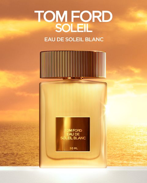 Ein goldener Flakon des Parfums Tom Ford Soleil Eau de Soleil Blanc ist vor einem leuchtenden Sonnenuntergangshimmel und schimmerndem Wasser abgebildet, darüber steht der Produktname in fetter weißer Schrift.