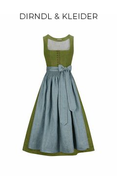 Ein olivgrünes Dirndlkleid mit tailliertem Mieder, Zierknöpfen, einer hellgrauen Bluse und einer hellblauen Schürze, die in der Taille mit einer Schleife gebunden wird. Der Schriftzug "DIRNDL & KLEIDER" steht über dem Kleid.