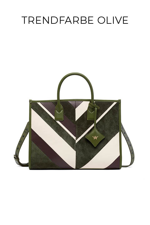 Eine stilvolle Handtasche mit olivgrünen Griffen und Verzierungen, die mit diagonalen Streifen in Oliv, Weiß und Dunkelbraun versehen sind. Der Schriftzug "Trendfarbe Olive" erscheint über der Tasche auf weißem Hintergrund.