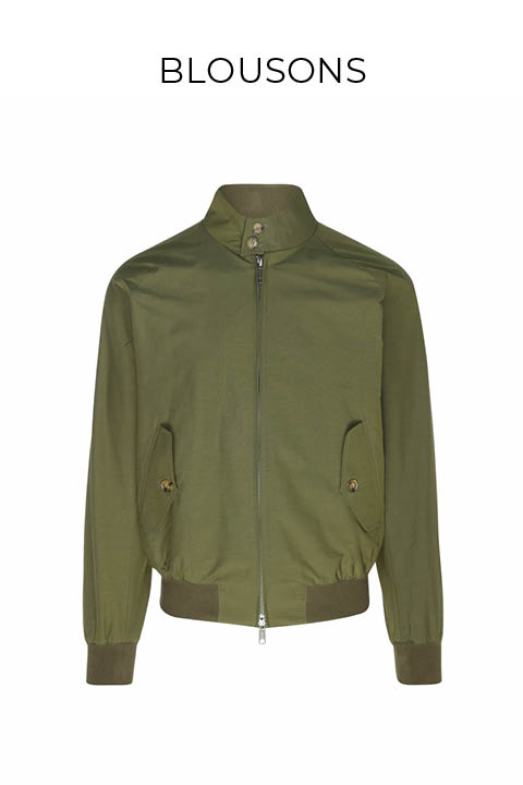 Olivgrüne Blousonjacke mit Frontreißverschluss, hohem Kragen, Knopfakzenten und zwei Fronttaschen mit Knopfklappen. Die Jacke hat gerippte Bündchen und einen gerippten Saum, die auf einem weißen Hintergrund abgebildet sind.