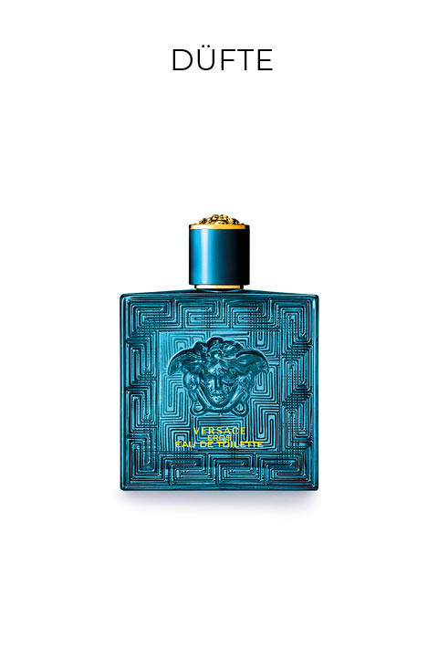 Ein blauer Versace-Parfümflakon mit einer goldenen Kappe, auf der ein Medusa-Kopf eingeprägt ist, steht mittig auf einem weißen Hintergrund. Darüber steht in schwarzen Buchstaben das Wort "DÜFTE".