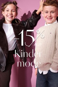 Zwei lächelnde Kinder posieren in modischen Outfits vor einem rosa Hintergrund. Der weiße Text über dem Bild lautet "-15% auf Kindermode", was auf einen Rabatt von 15% auf Kindermode hinweist.