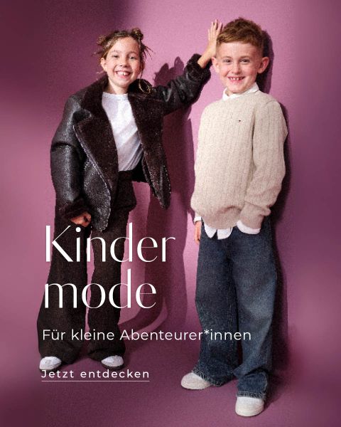 Zwei lächelnde Kinder stehen vor einem rosa Hintergrund. Das Mädchen trägt eine dunkle Jacke und eine Hose, der Junge einen hellen Pullover und eine Jeans. Der deutsche Text wirbt für Kindermode für kleine Abenteurer.