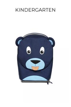 Ein marineblauer Rucksack in Form eines Bärengesichts mit runden Ohren, großen Augen, blauer Schnauze und einer kleinen herausgestreckten Zunge. Das Wort "KINDERGARTEN" steht über dem Rucksack.