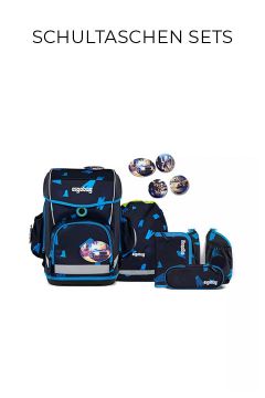 Ein Set von blauen und schwarzen Schultaschen, einschließlich eines Rucksacks, einer Kordeltasche, eines Federmäppchens, einer Tasche mit Reißverschluss und kreisförmigen Aufnähern, ausgestellt unter dem Text "Schultaschen-Sets".