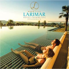Ein Mann und eine Frau entspannen gemeinsam auf Liegen an einem Infinity-Pool mit Blick auf eine malerische Landschaft bei Sonnenuntergang. Das Bild ist mit dem Logo und dem Namen des Larimar Hotel-Therme-Spa versehen.