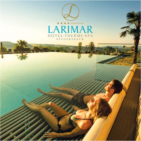 Ein Mann und eine Frau entspannen gemeinsam auf Liegen an einem Infinity-Pool mit Blick auf eine malerische Landschaft bei Sonnenuntergang. Das Bild ist mit dem Logo und dem Namen des Larimar Hotel-Therme-Spa versehen.
