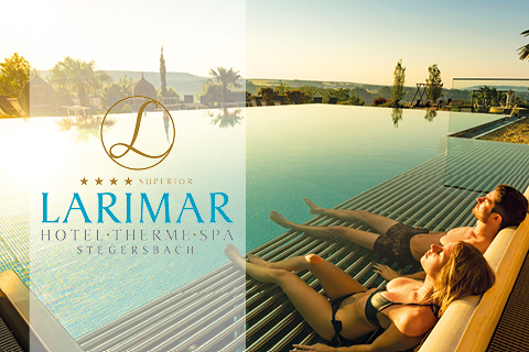 Ein Mann und eine Frau entspannen auf Liegen an einem Infinity-Pool bei Sonnenuntergang mit Blick auf eine malerische Landschaft. Das Bild zeigt das Logo und den Namen des Larimar Hotel, Therme und Spa auf der linken Seite.