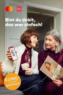 Zwei Frauen sitzen lächelnd beieinander; die jüngere hält ein Smartphone in der Hand, auf dem ein Kleid und eine Bankkarte abgebildet sind, während die ältere eine Zeitschrift in der Hand hält. Zu sehen sind ein deutscher Text und eine 2.000-Euro-Gewinnaktion von Mastercard und K&Ö.