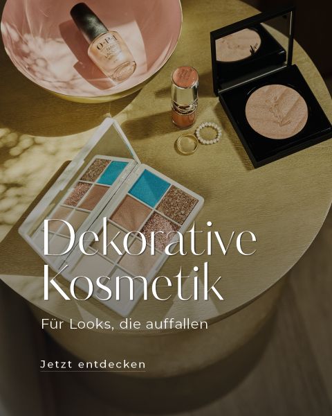Eine Tischplatte mit Lidschattenpaletten, Lippenstift, Puder, Nagellack, einem Ring und dem Text: "Dekorative Kosmetik. Für Looks, die auffallen. Jetzt entdecken.