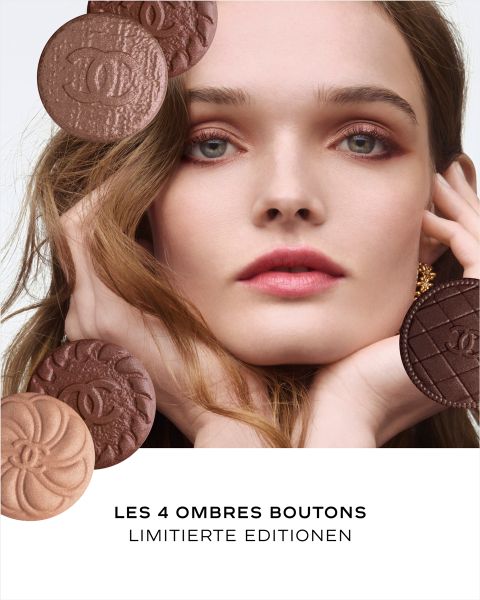Eine Frau mit natürlichem Make-up ist von vier geprägten Chanel-Lidschattenpfännchen umgeben. Der Text darunter lautet: "LES 4 OMBRES BOUTONS LIMITIERTE EDITIONEN.