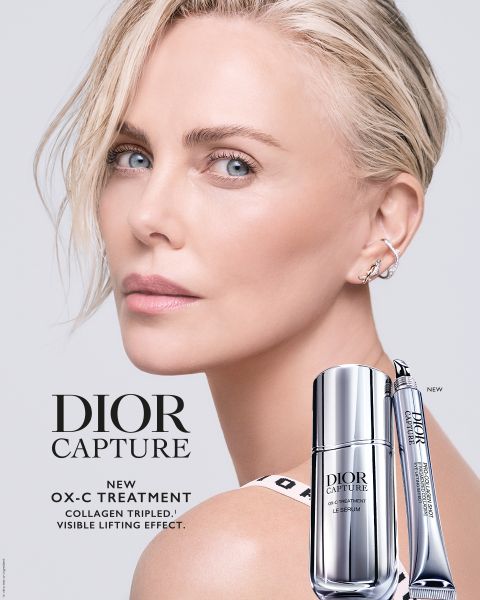 Eine Frau mit kurzen blonden Haaren und blauen Augen blickt über ihre Schulter. Neben ihr stehen zwei silberne Dior Capture Hautpflegeprodukte. Der Text lautet: "DIOR CAPTURE Neue Ox-C Behandlung. Kollagen verdreifacht. Sichtbarer Lifting-Effekt.