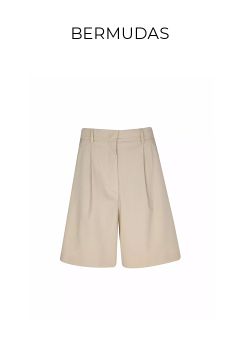 Beigefarbene Bermudashorts mit Gürtelschlaufen und Falten auf der Vorderseite, auf weißem Hintergrund mit dem Schriftzug BERMUDAS" darüber.